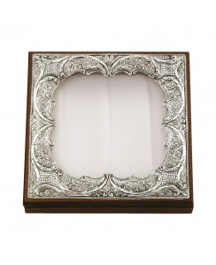  ΚΩΔ 920Γ ΣΤΕΦΑΝΟΘΗΚΗ ΤΕΤΡΑΓΩΝΗ ΔΙΑΣΤΑΣΗ 27 Χ 27 ΚΛΑΣΙΚΟ ΣΧΕΔΙΟ ΑΠΟ ΚΑΘΑΡΟ ΑΣΗΜΙ 925 ΣΕ ΜΑΣΙΦ ΦΥΣΙΚΟ ΞΥΛΟ 